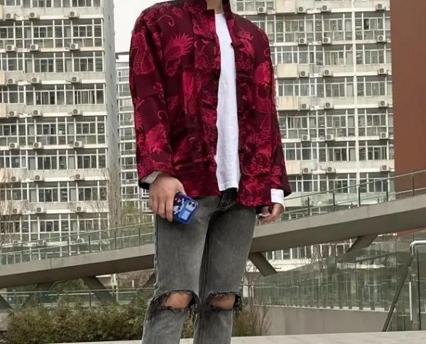 自以为很潮但很low的穿搭（西装裤配aj 土到极致）