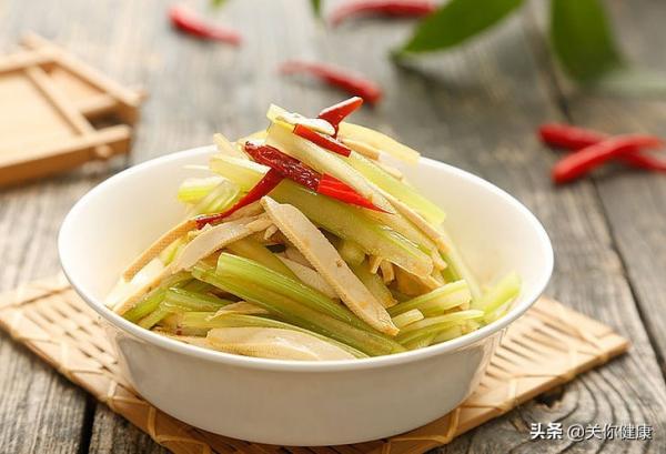 芹菜苹果汁禁忌窍门（苹果芹菜汁的功效与作用及禁忌）