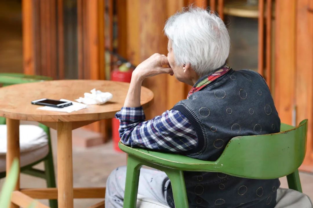 拔一根白头发真的会长十根吗 尽量别拔白头发
